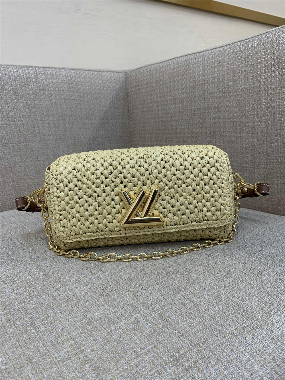 Louis Vuitton M25030 NEW Twist west  size:23.5 x 12 x 7cm  2025 new 